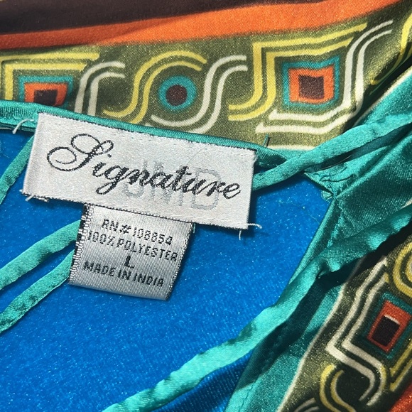 Silk V-cut dress with open back - Picture 10 of 10